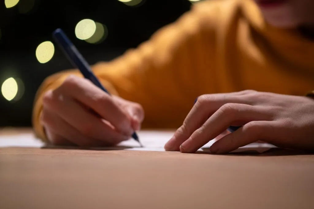 تخصيص السيرة الذاتية - شخص يكتب ويعدل على الورق بالقلم